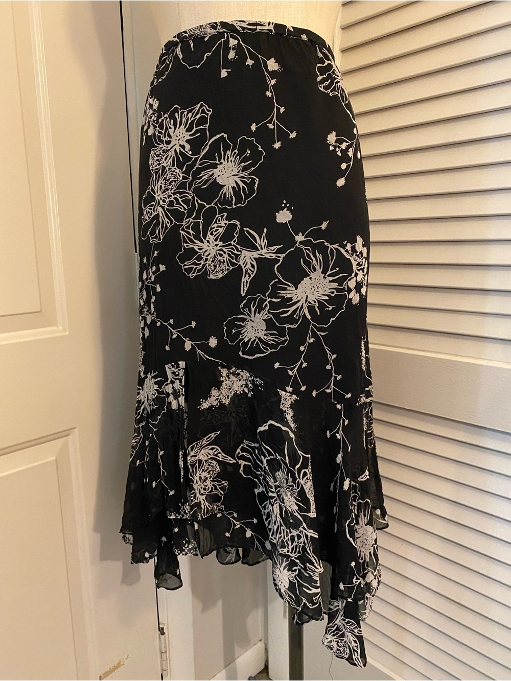Chico's Black & White 100% Silk Floral Asymmetrical Hem Skirt- Size 6 (Chicos 0)